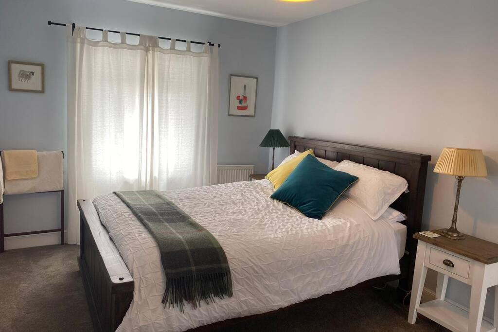 2X King Bedrooms, Private Living Room & Bathroom Thornhill  Esterno foto