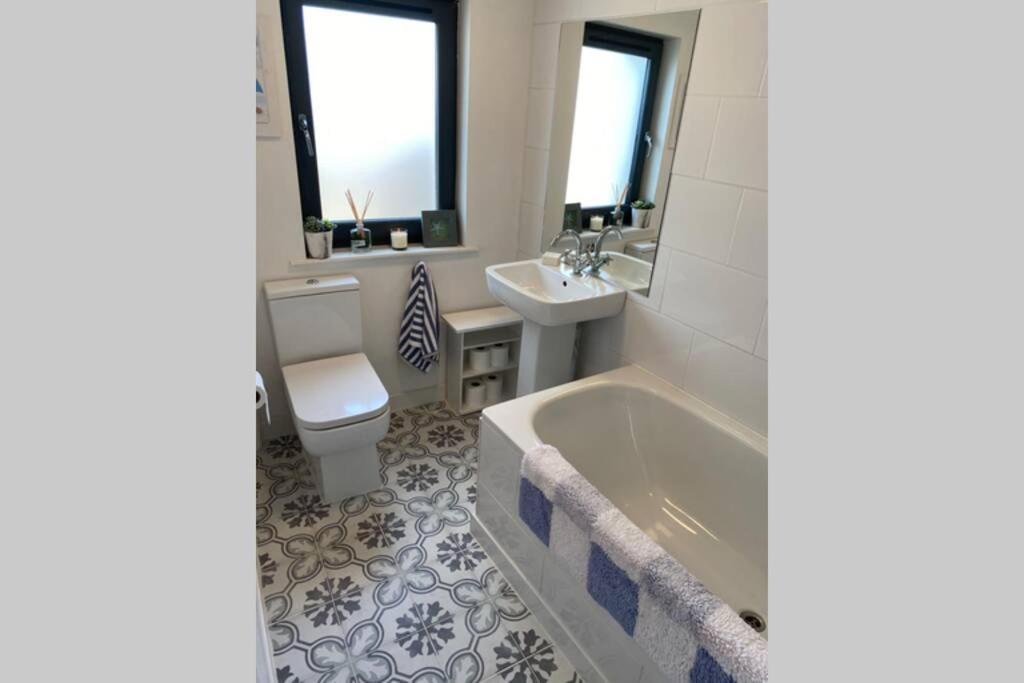 2X King Bedrooms, Private Living Room & Bathroom Thornhill  Esterno foto